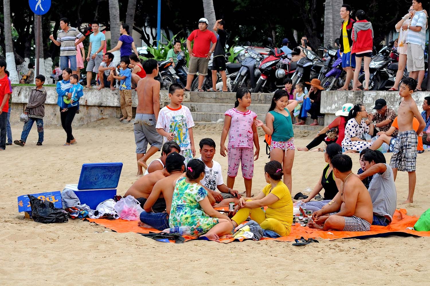 bai bien Nha Trang dong duc du khach anh 8