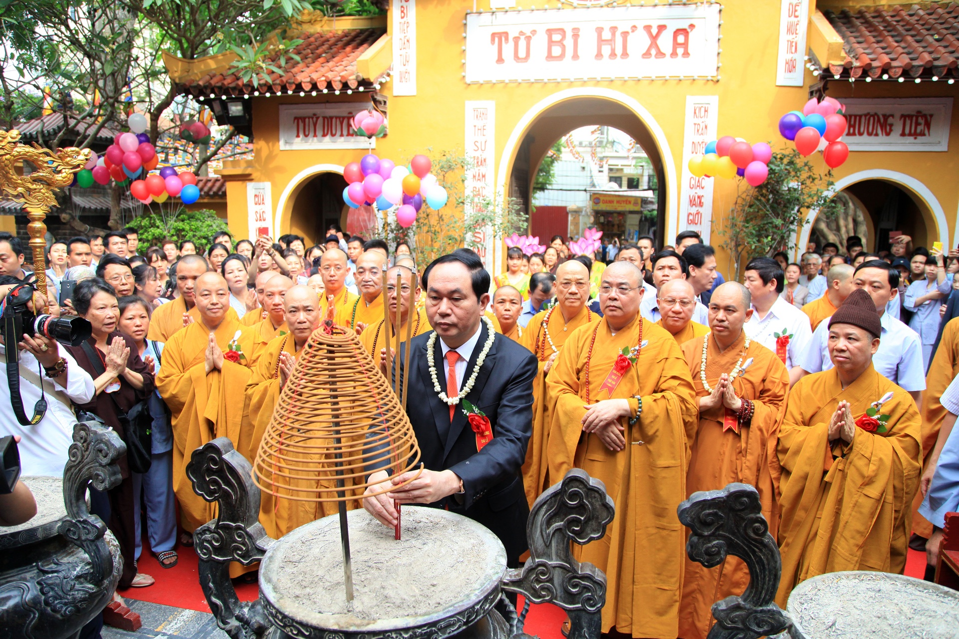 Chu tich nuoc mung dai le Phat dan anh 3