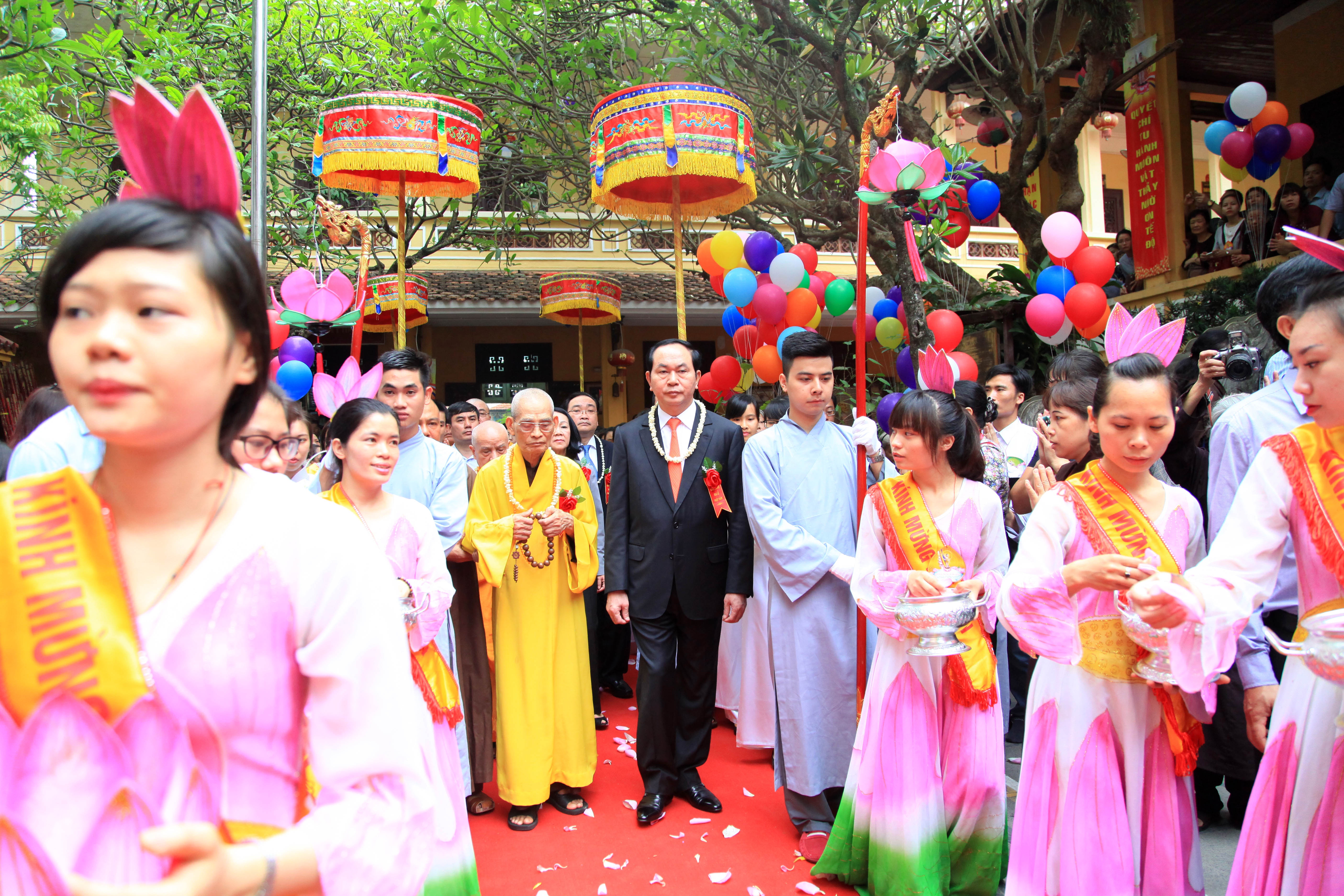 Chu tich nuoc mung dai le Phat dan anh 4