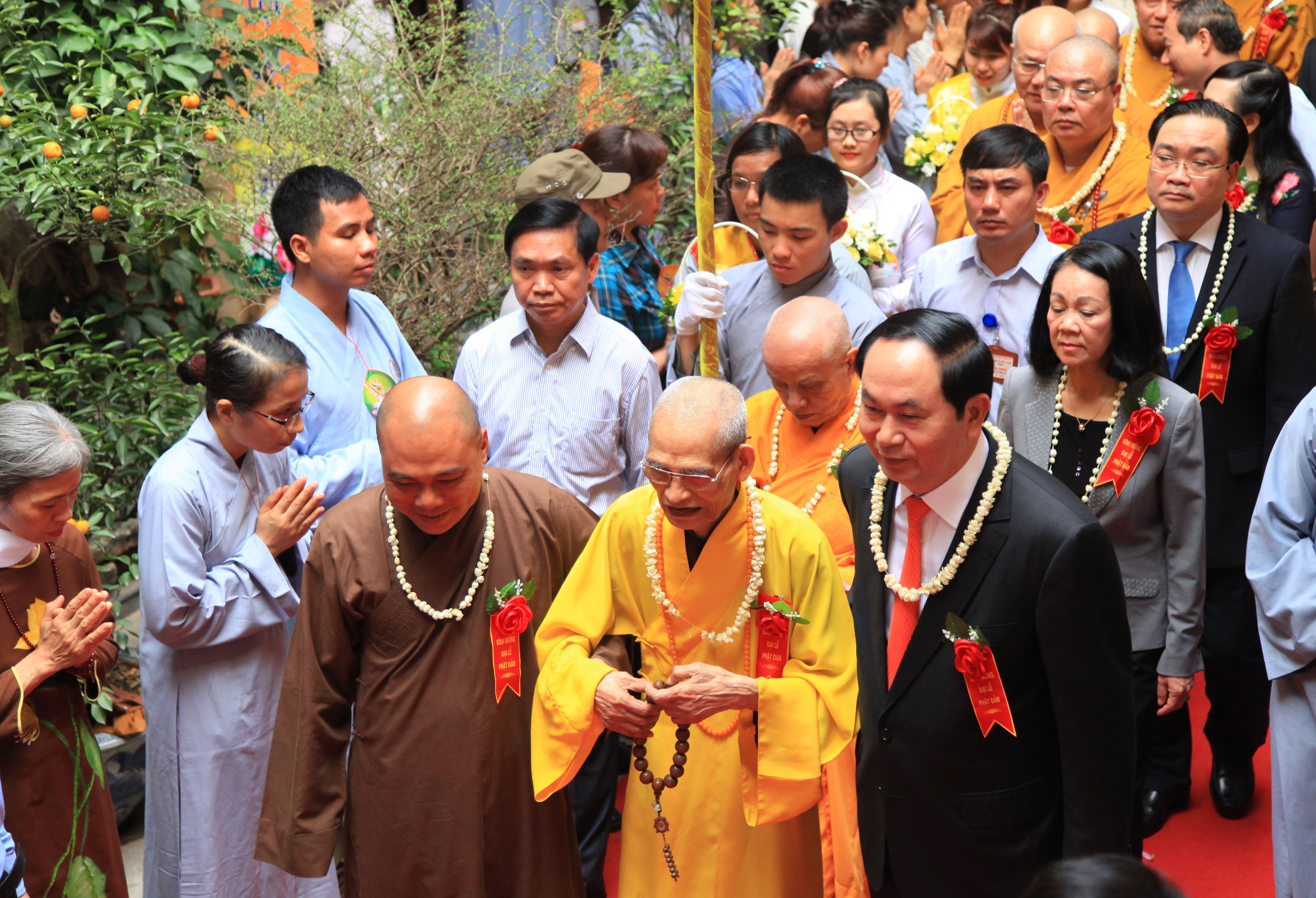 Chu tich nuoc mung dai le Phat dan anh 5