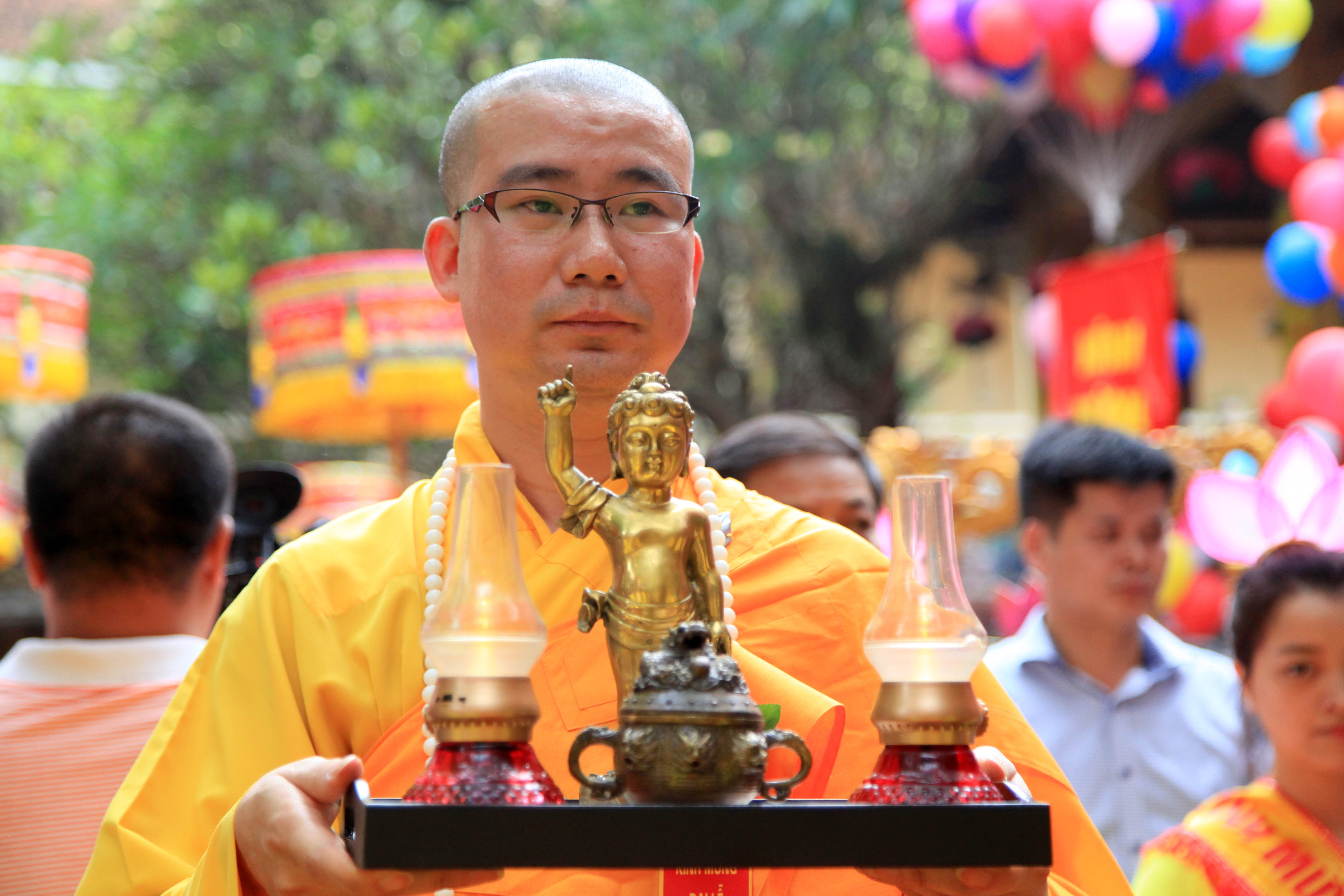 Chu tich nuoc mung dai le Phat dan anh 6