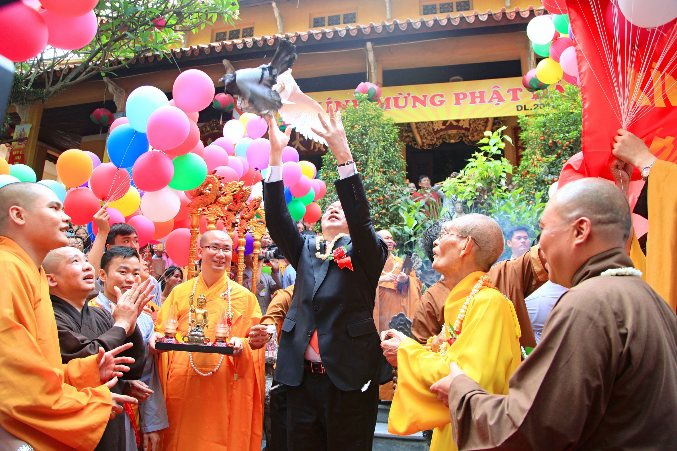 Chu tich nuoc mung dai le Phat dan anh 8