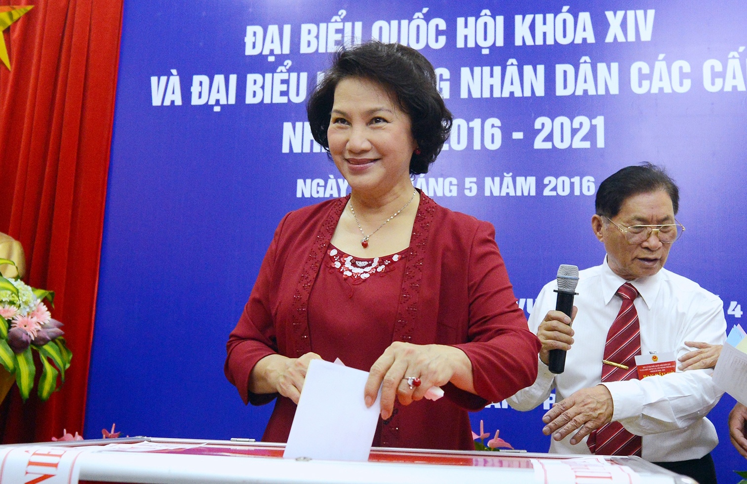 Khong khi bau cu dai bieu Quoc hoi, HDND o Ha Noi, TP HCM hinh anh