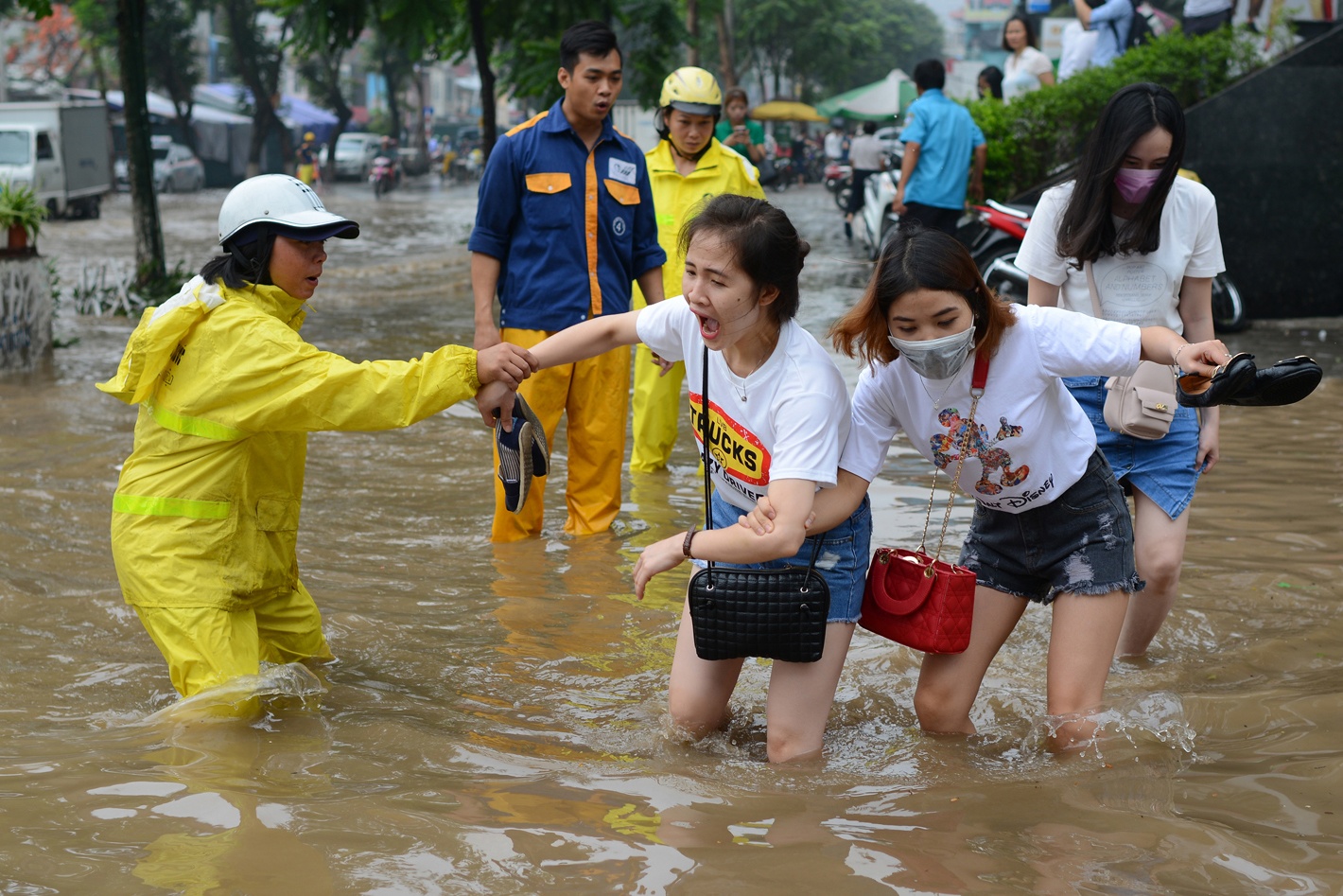 Loay hoay chong choi tran mua ngap sau nhat tu dau nam hinh anh