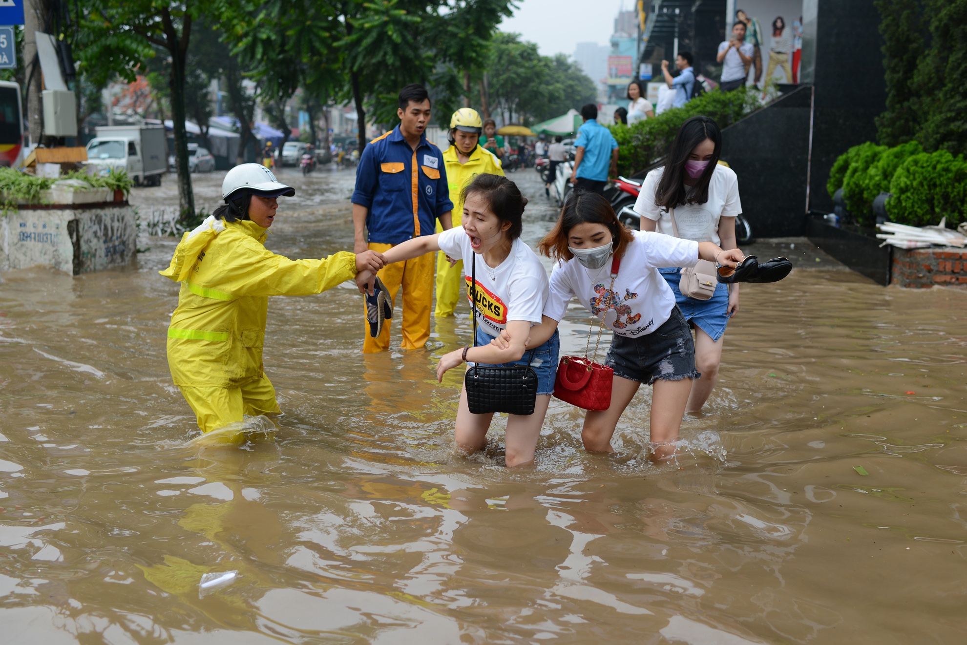 Mua lon Ha Noi ngap sau anh 4