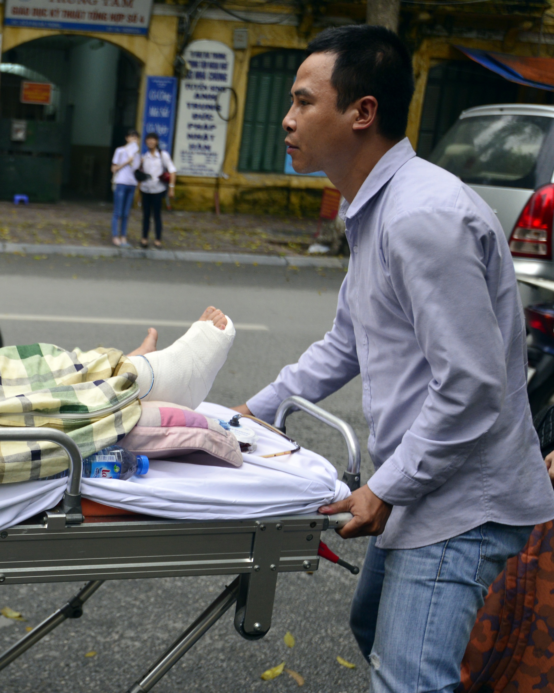 Di thi bang xe cuu thuong anh 10