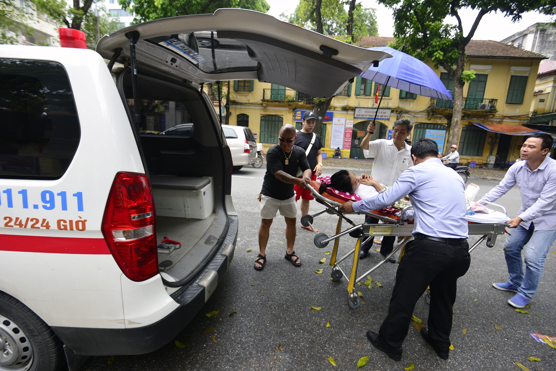Di thi bang xe cuu thuong anh 11
