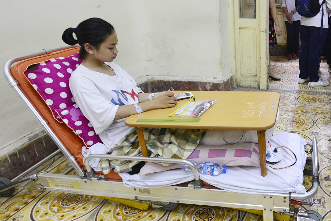 Di thi bang xe cuu thuong, ngoi giuong benh lam bai hinh anh
