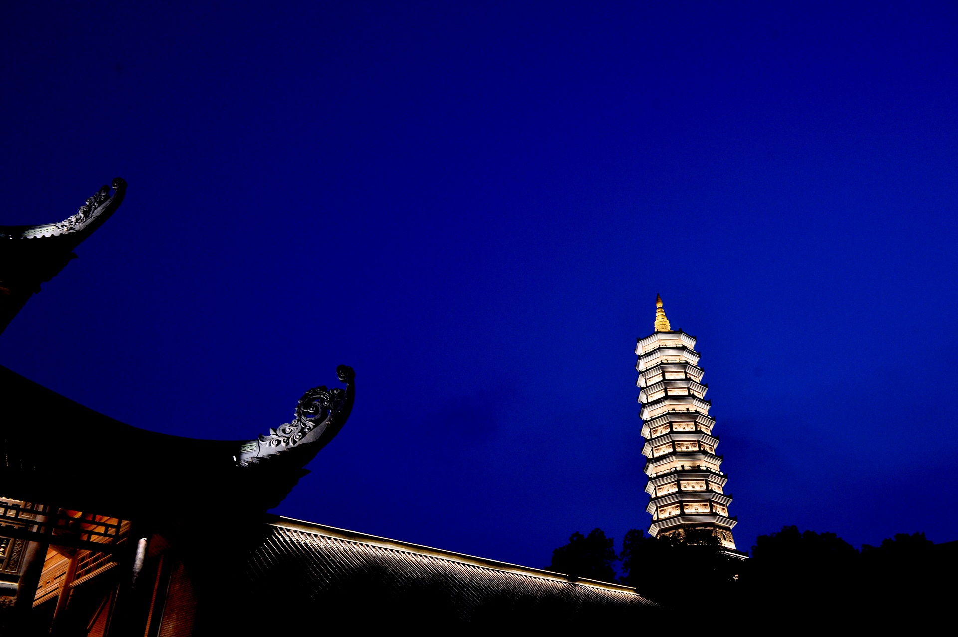 Thap Bai Dinh cao 100 met anh 1