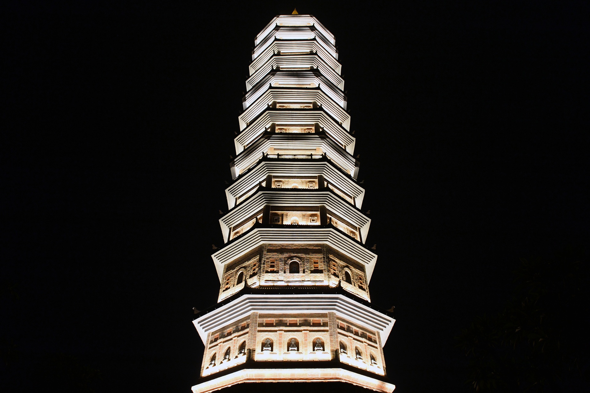 Thap Bai Dinh cao 100 met anh 11