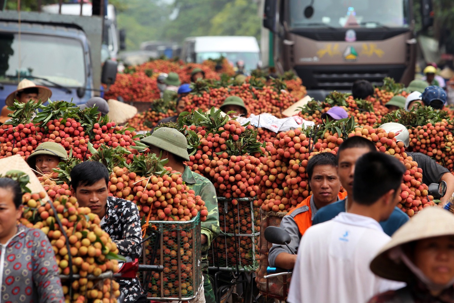 Xe vai thieu ngap cho ven quoc lo, un tac keo dai hinh anh