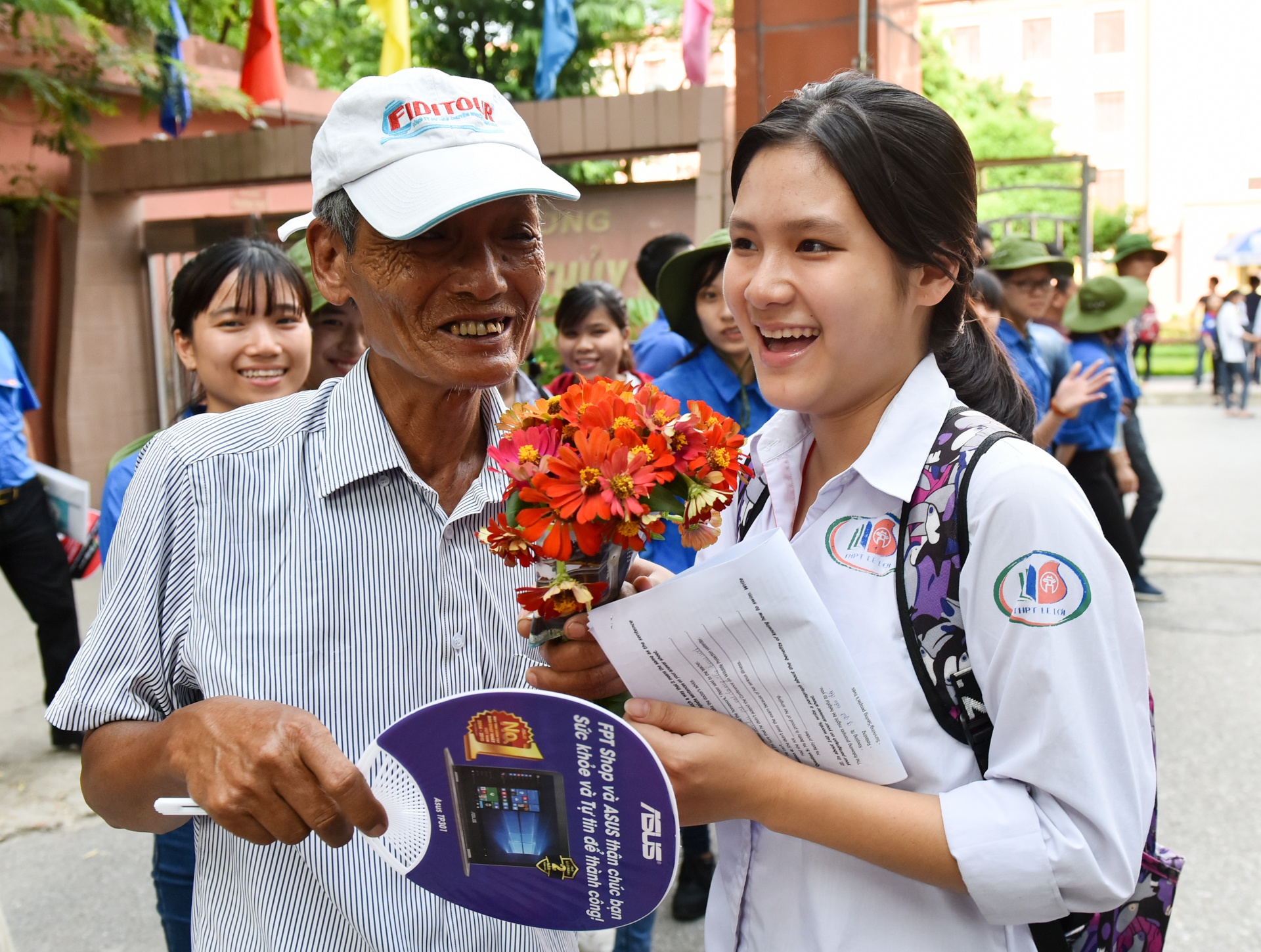 Ong cu tang hoa chau gai o cong truong dai hoc hinh anh