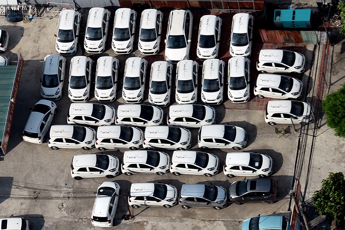 Khu do thi nhieu bai do, showroom oto nhat Ha Noi hinh anh