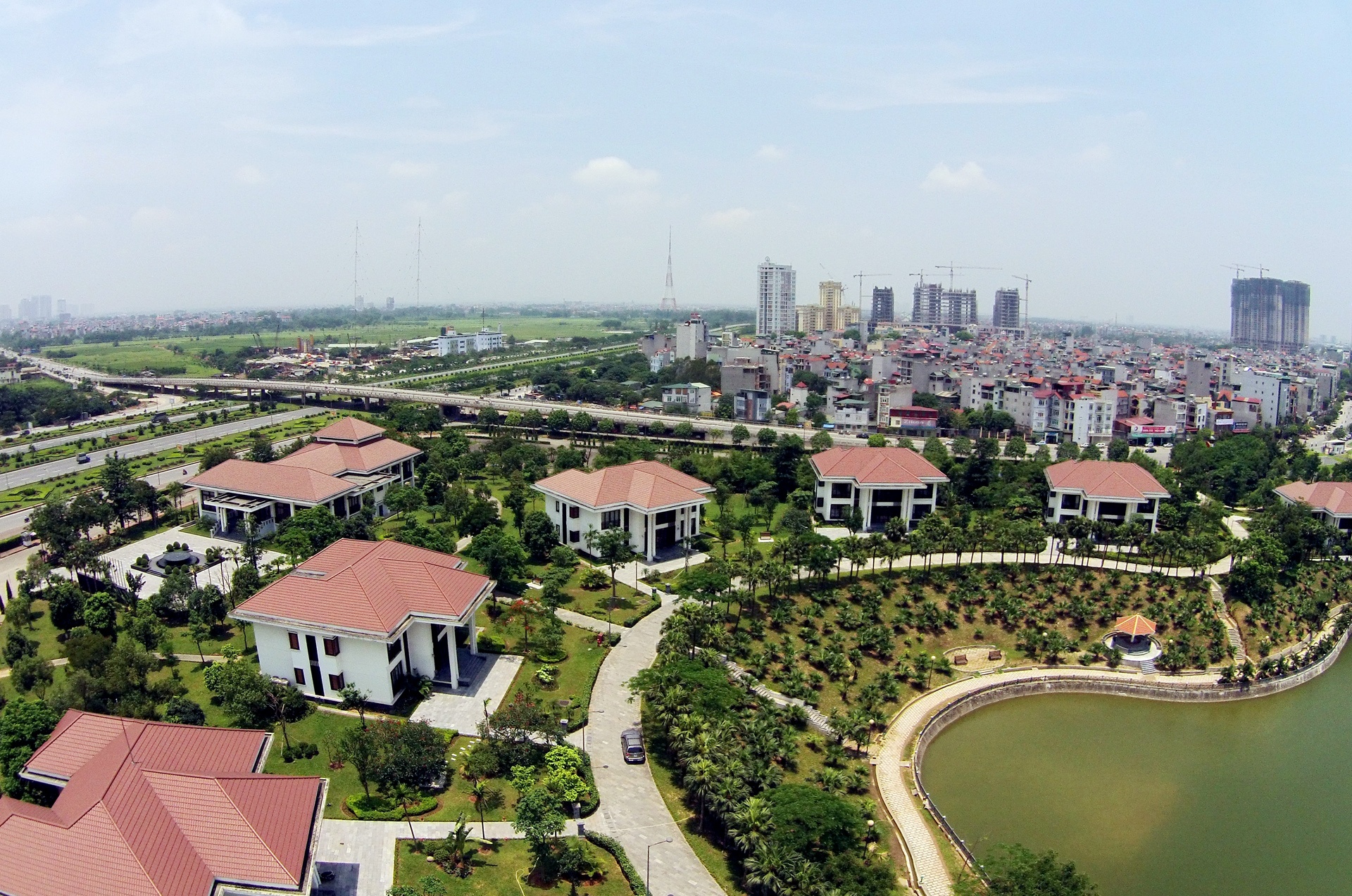 biet thu trong trung tam Hoi nghi quoc gia anh 4