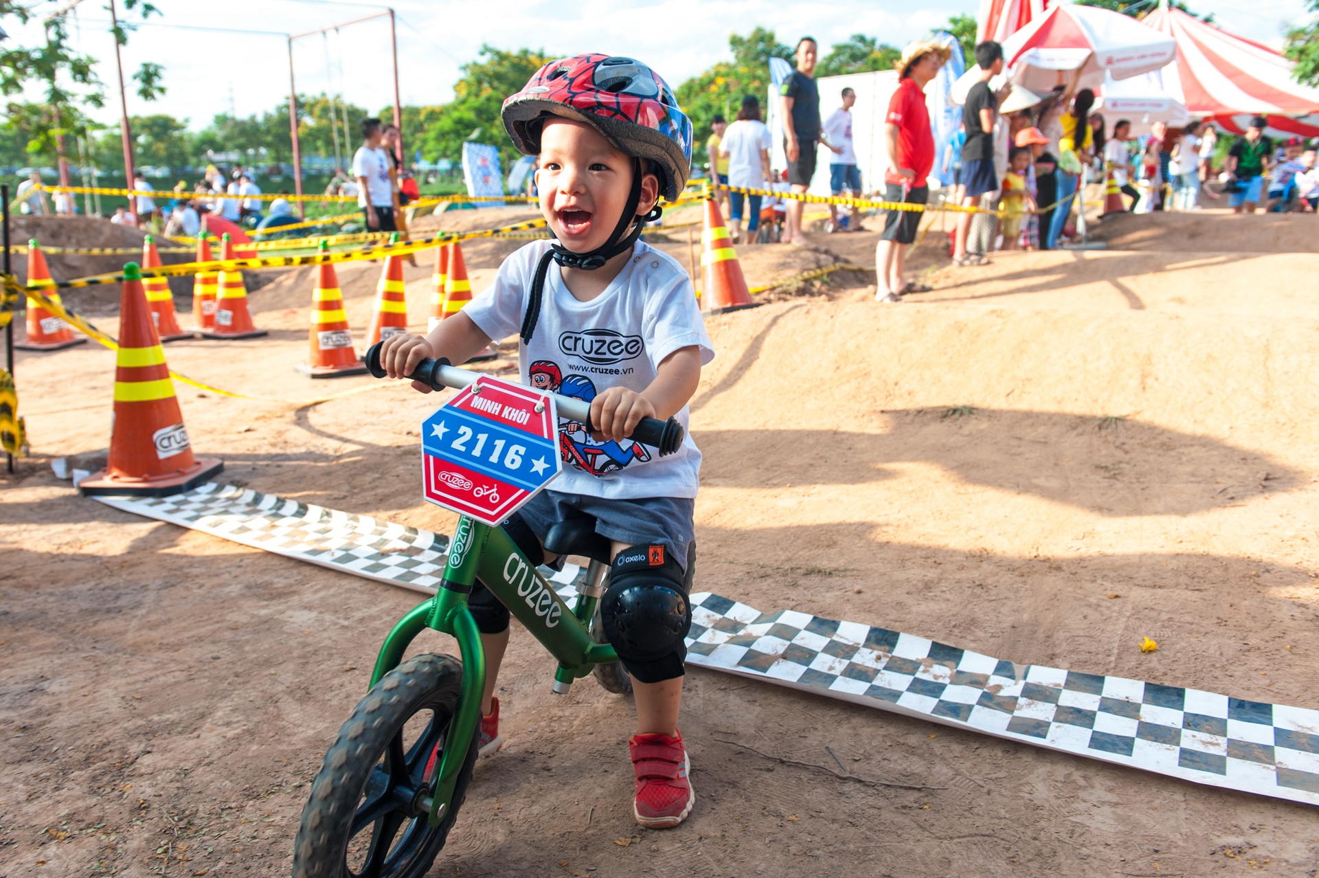 tre em thi dua xe dia hinh anh 8