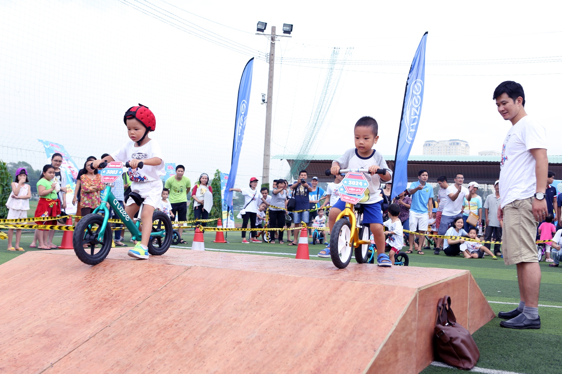 tre em thi dua xe dia hinh anh 10