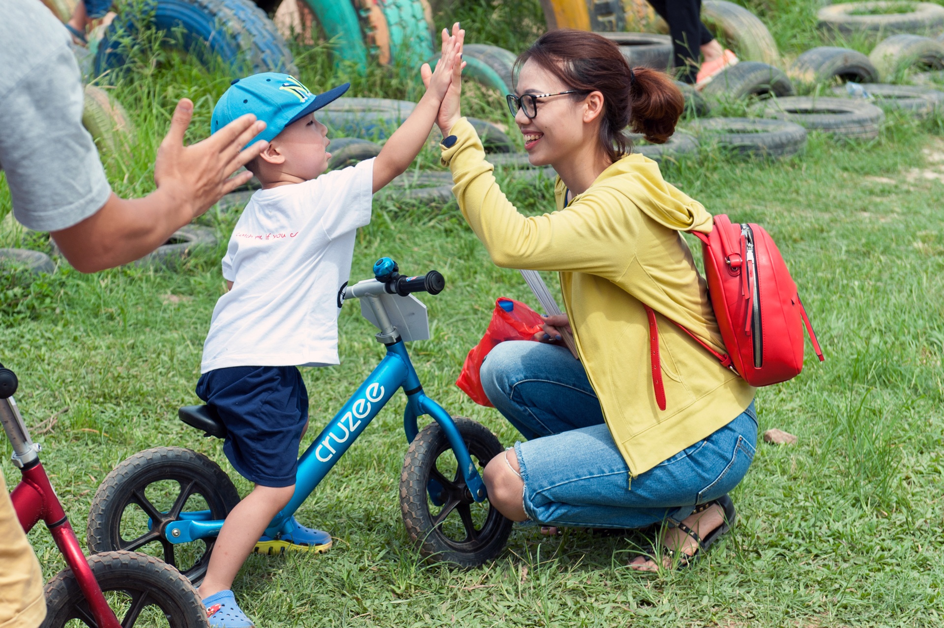 tre em thi dua xe dia hinh anh 11