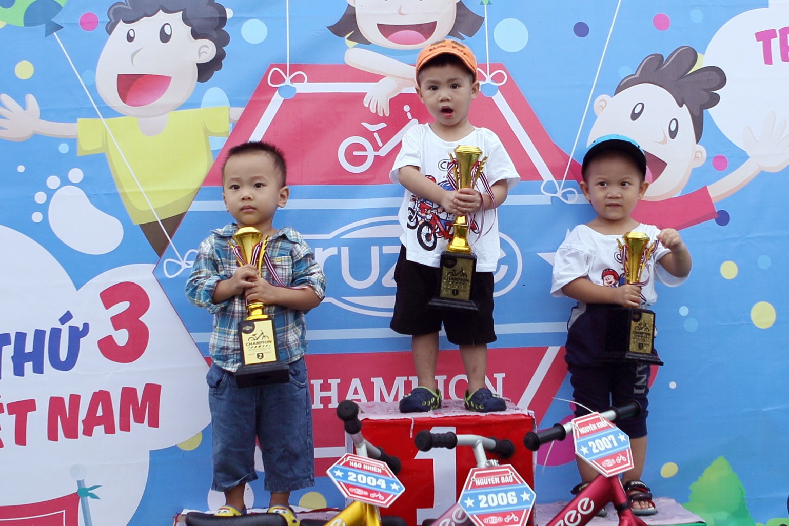 tre em thi dua xe dia hinh anh 12