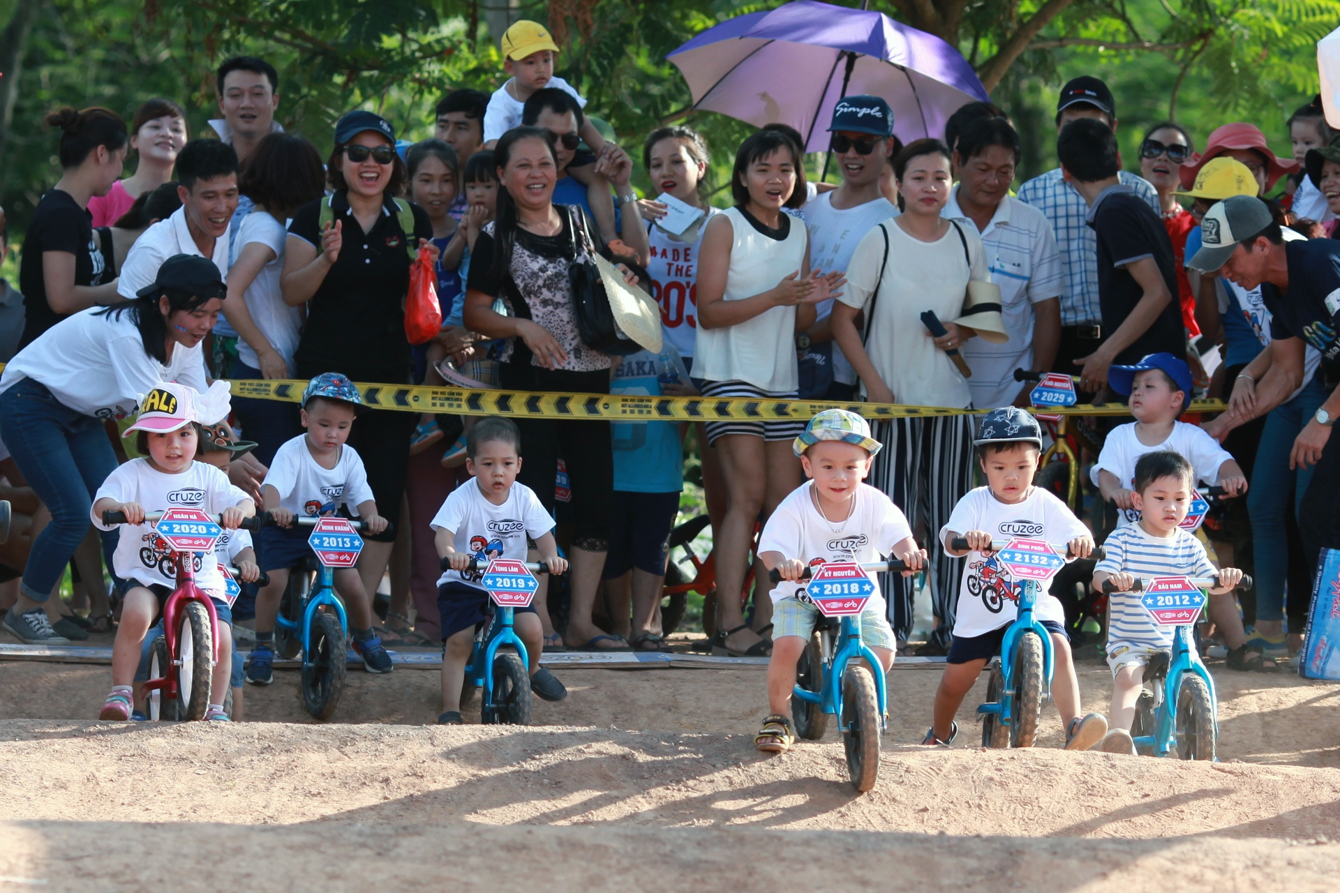 tre em thi dua xe dia hinh anh 1