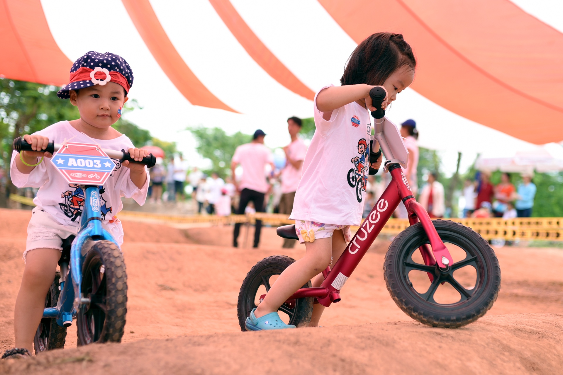 tre em thi dua xe dia hinh anh 3