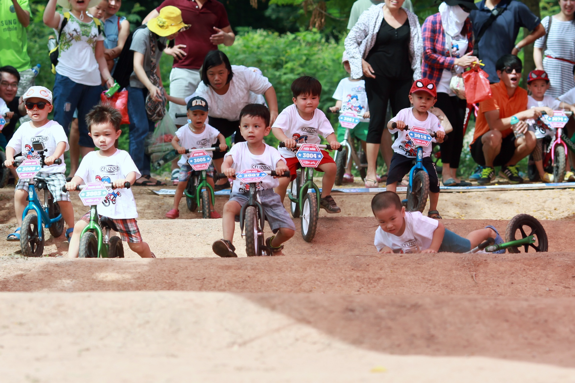 tre em thi dua xe dia hinh anh 4