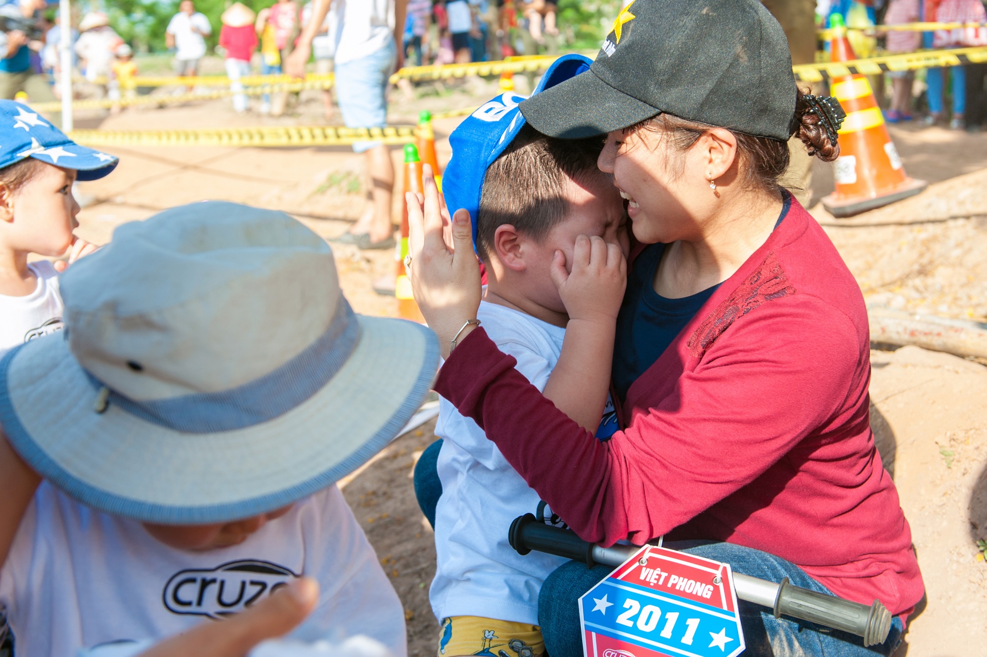 tre em thi dua xe dia hinh anh 5