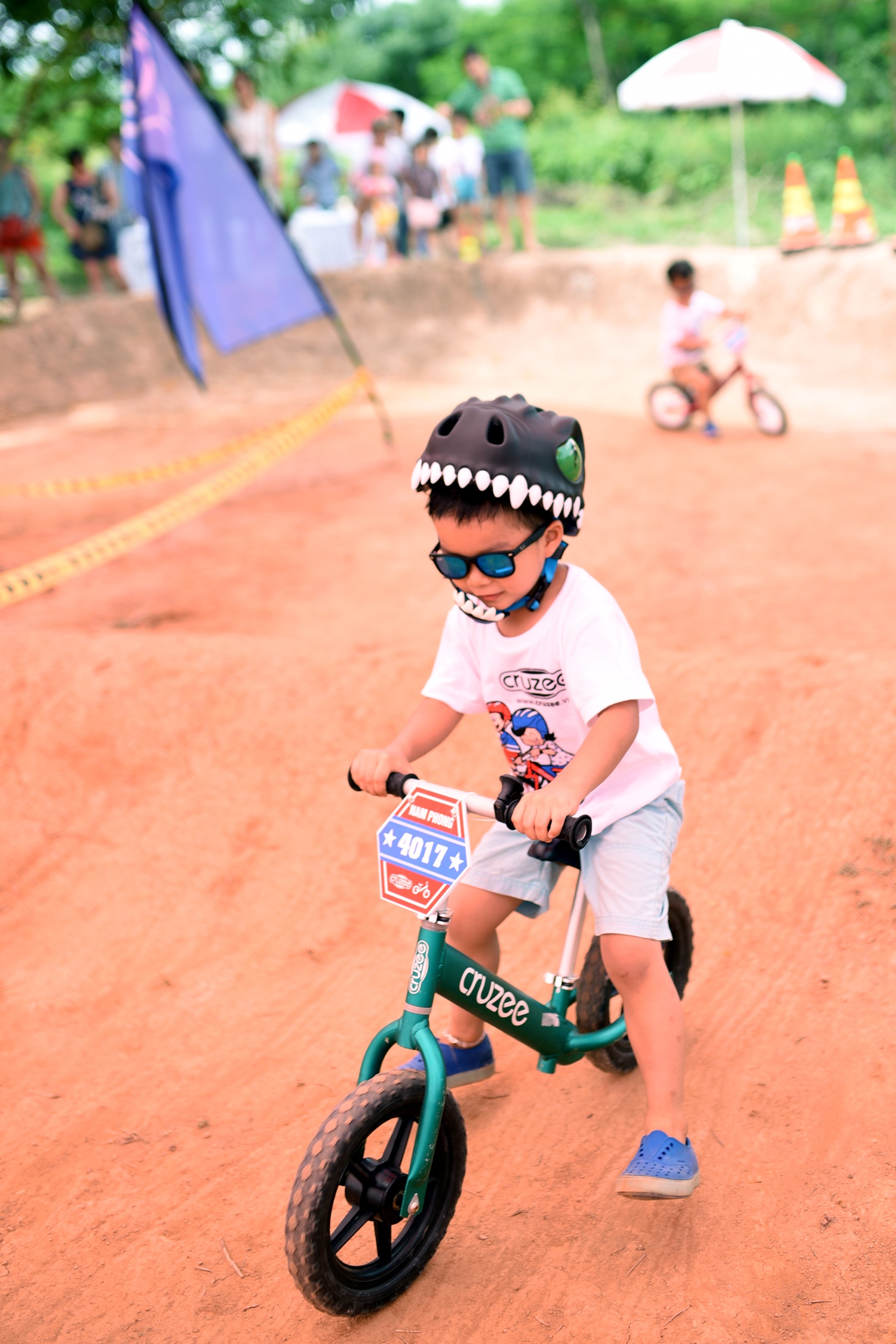 tre em thi dua xe dia hinh anh 6