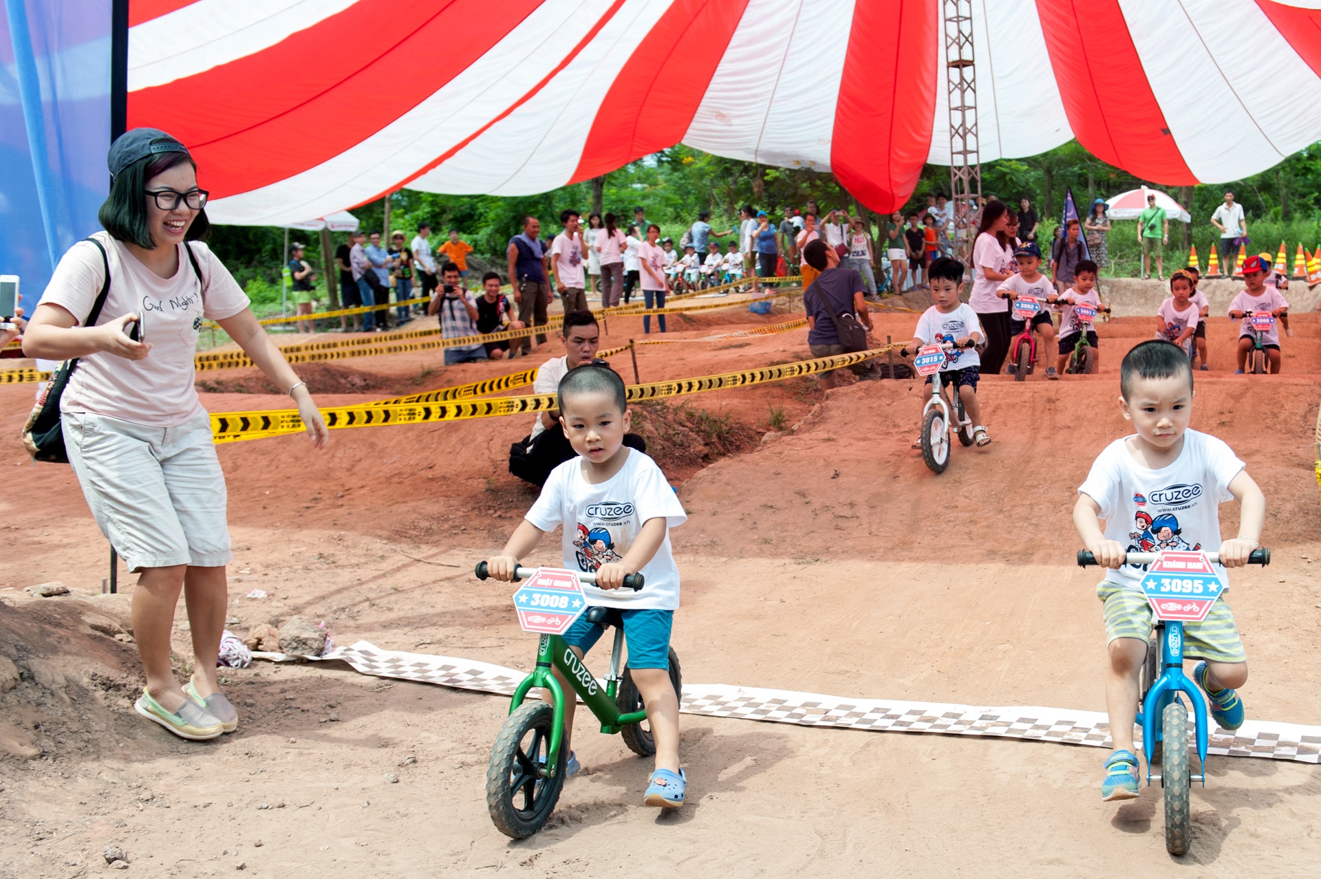 tre em thi dua xe dia hinh anh 7