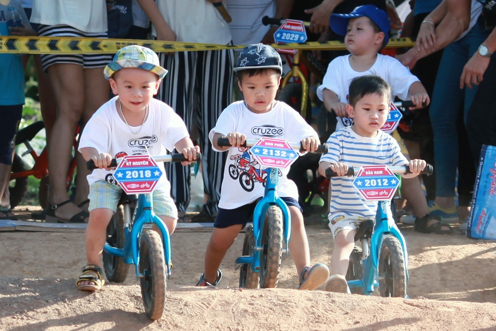 Cua-ro nhi dua xe dap dia hinh hinh anh