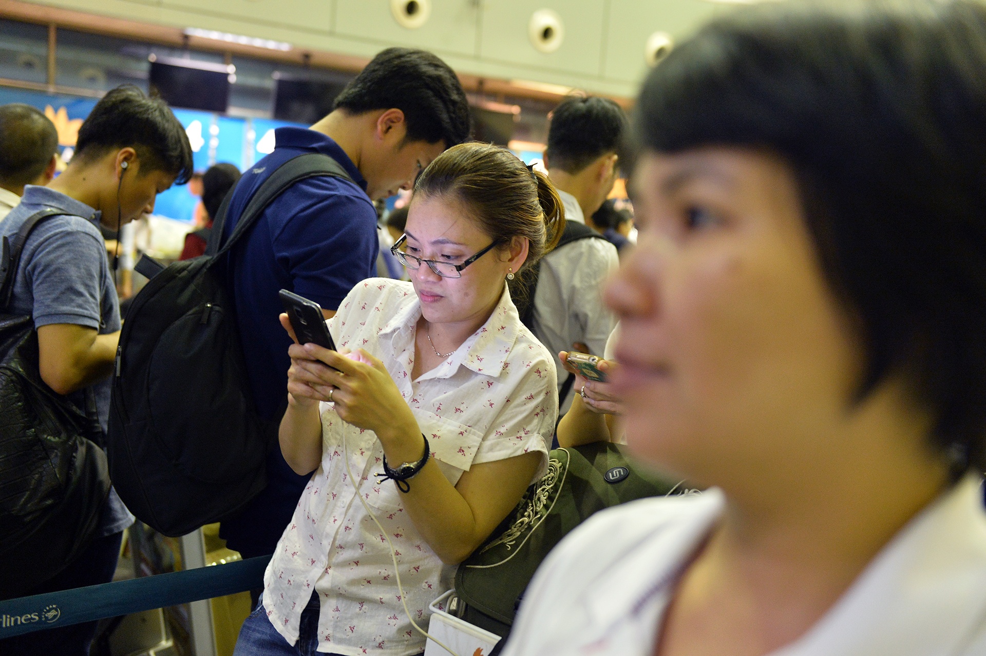 Vu tin tac tan cong san bay: Khach xep hang cho dong nghet hinh anh