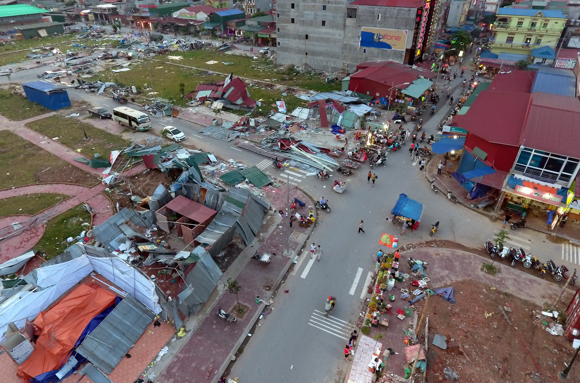 Bai chien truong sau khi voi rong quet qua Bac Ninh hinh anh