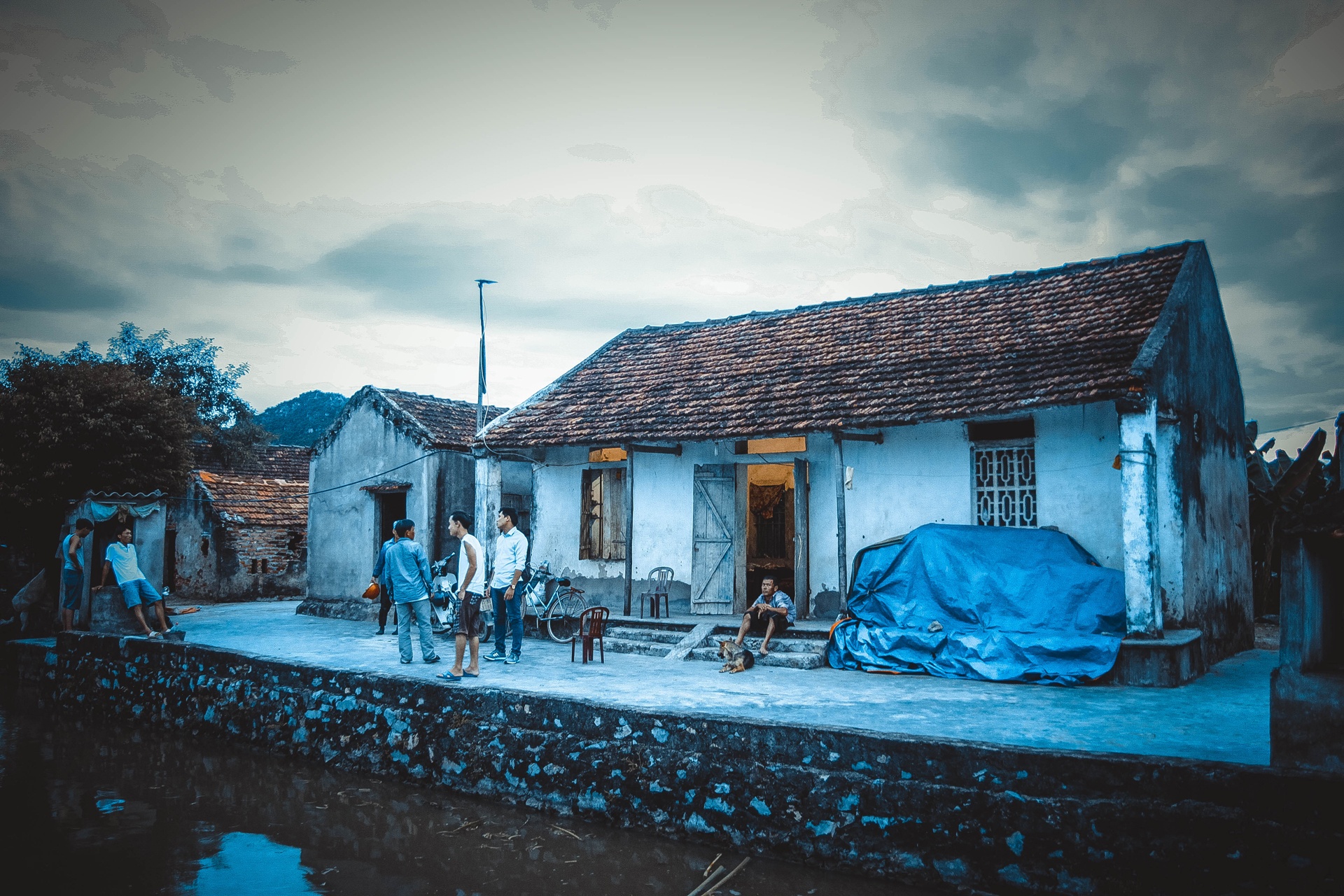 hai cu gia tuoi xe chieu cham soc nhau anh 10