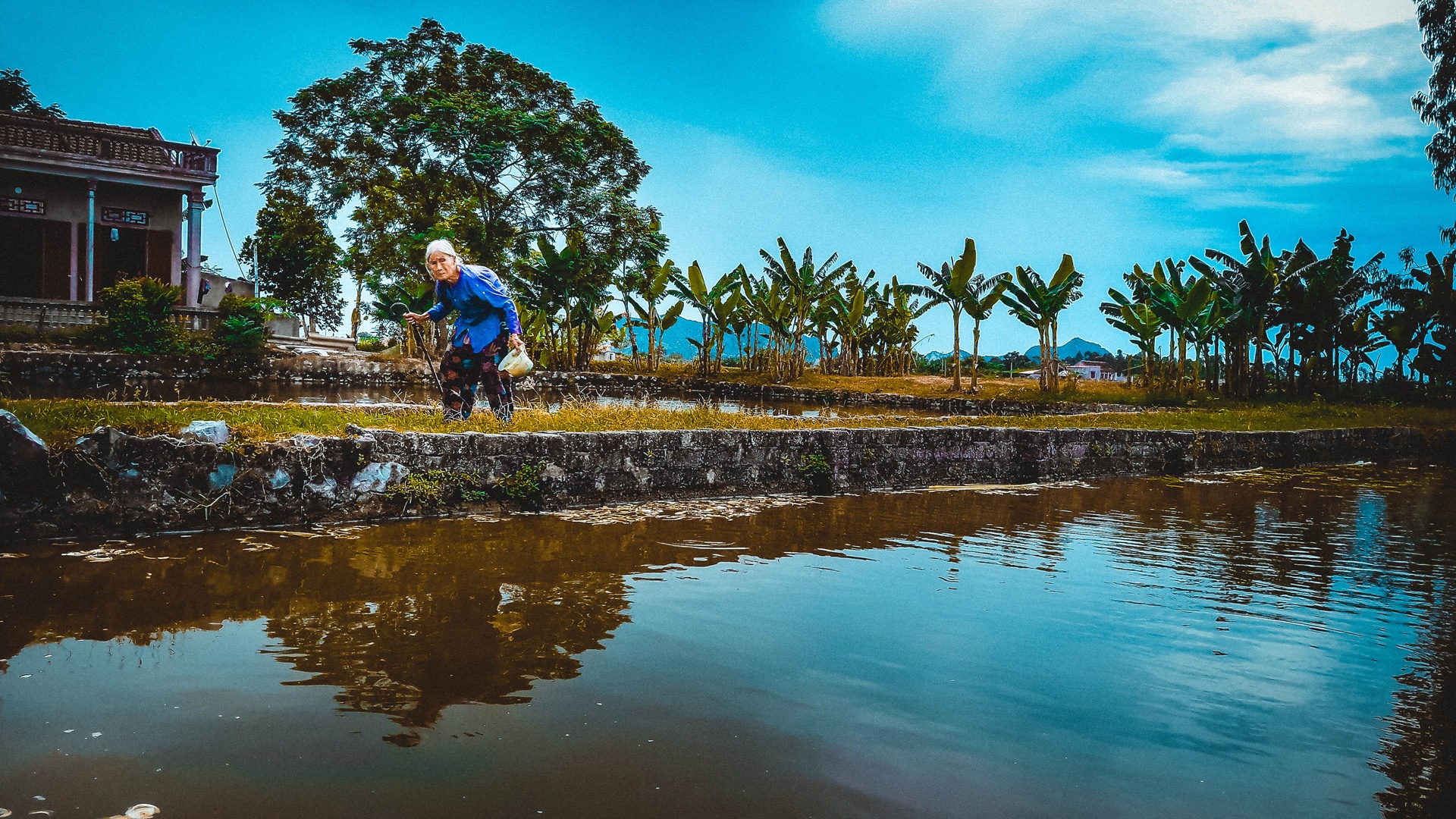 hai cu gia tuoi xe chieu cham soc nhau anh 12