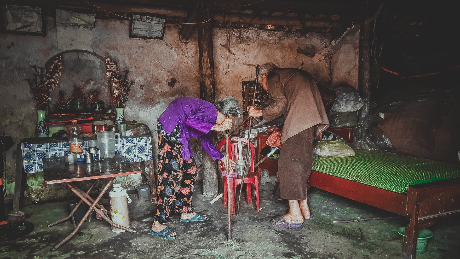 hai cu gia tuoi xe chieu cham soc nhau anh 2