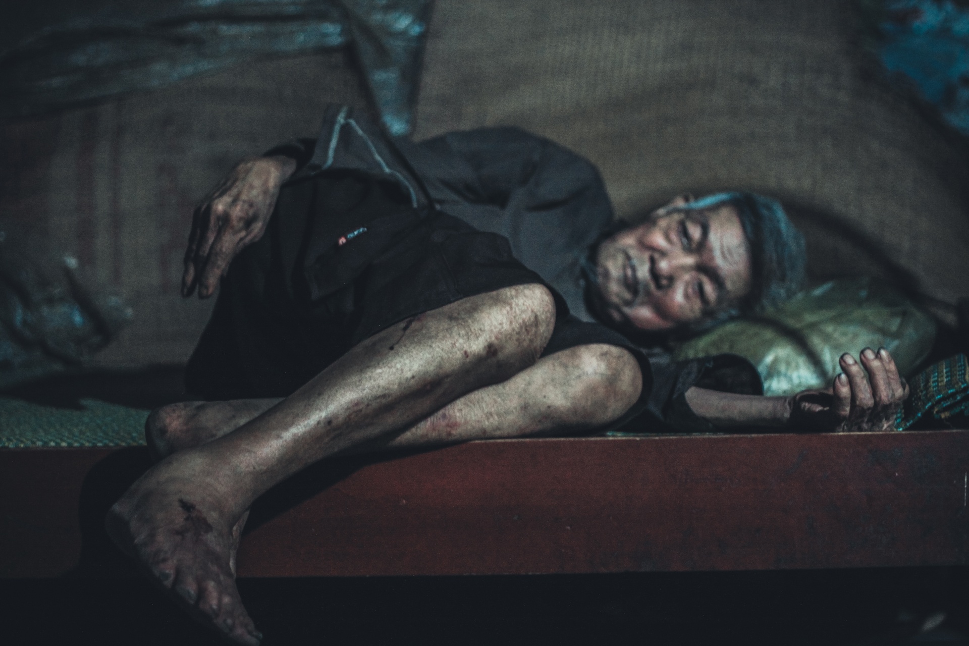 hai cu gia tuoi xe chieu cham soc nhau anh 4