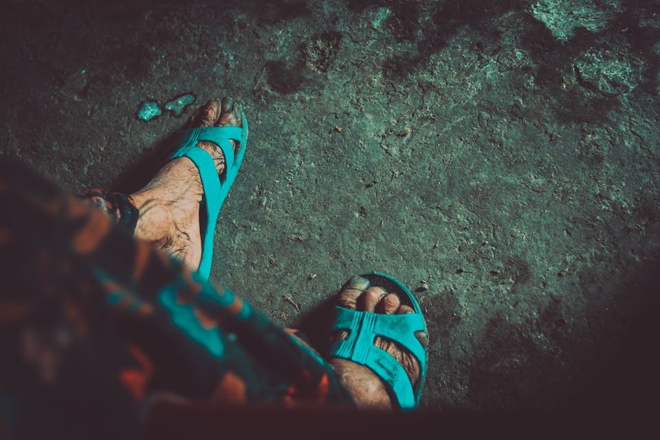 hai cu gia tuoi xe chieu cham soc nhau anh 7