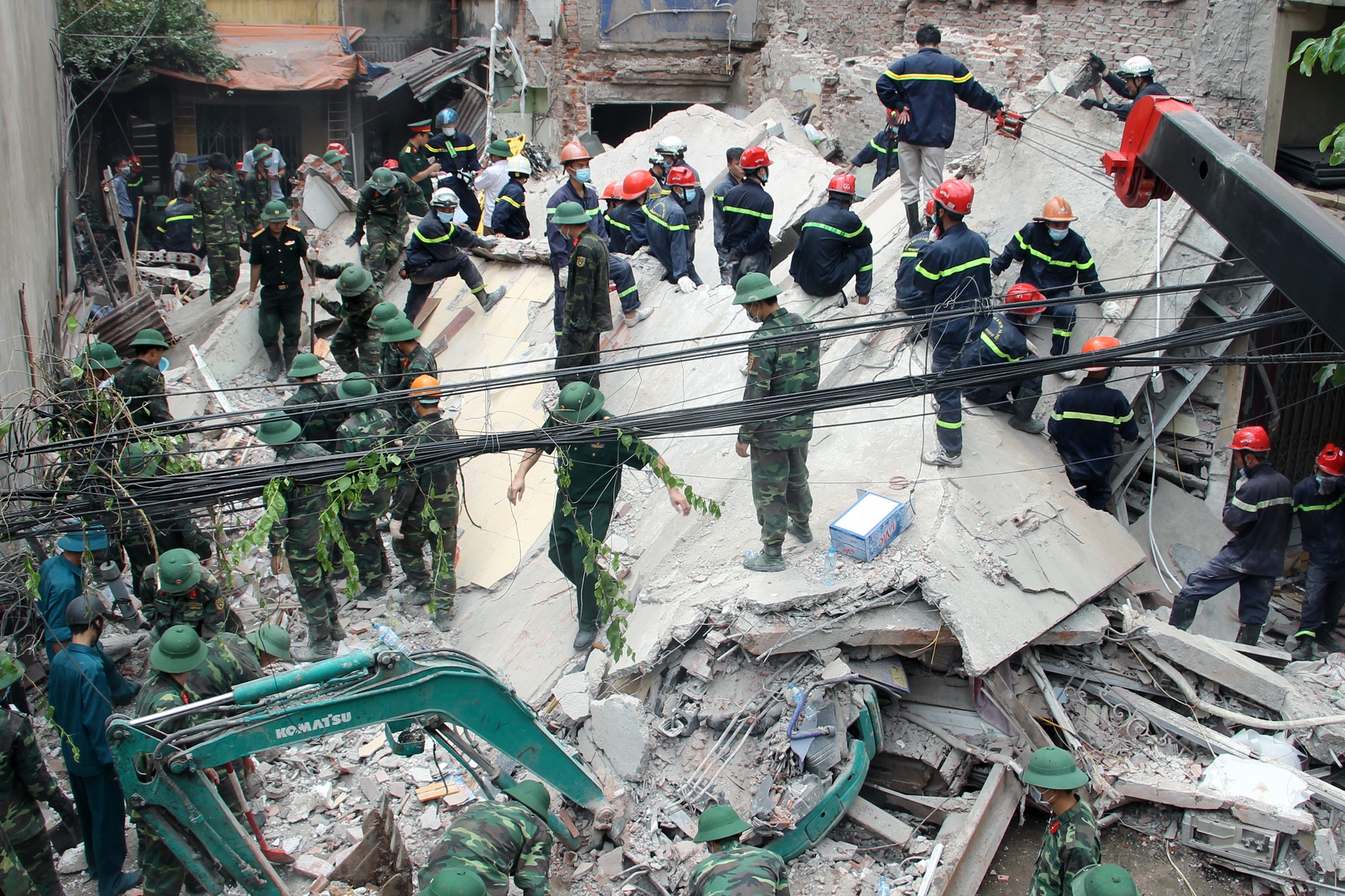 cuu ho nha sap o Cua Bac anh 1