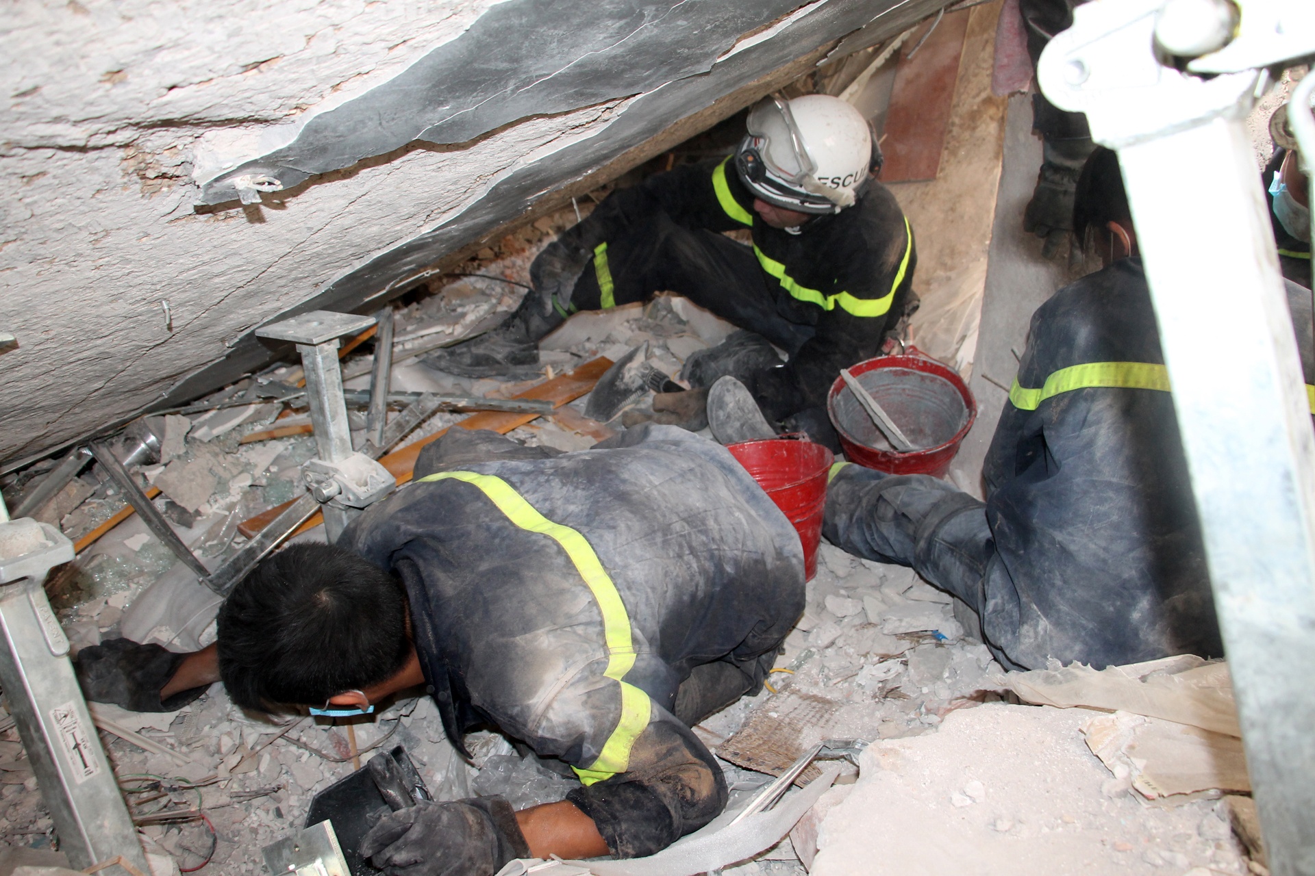 cuu ho nha sap o Cua Bac anh 13