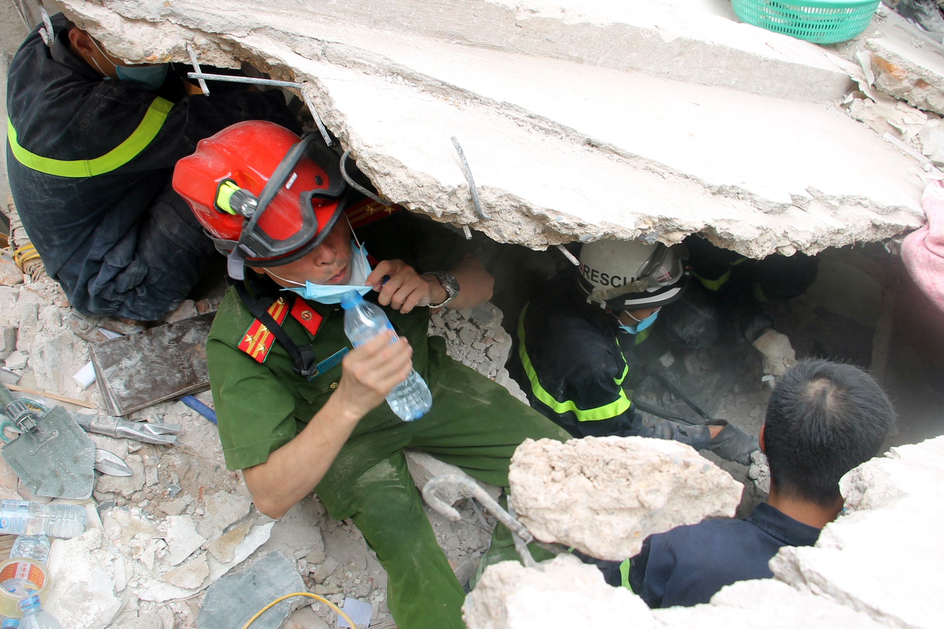 cuu ho nha sap o Cua Bac anh 15