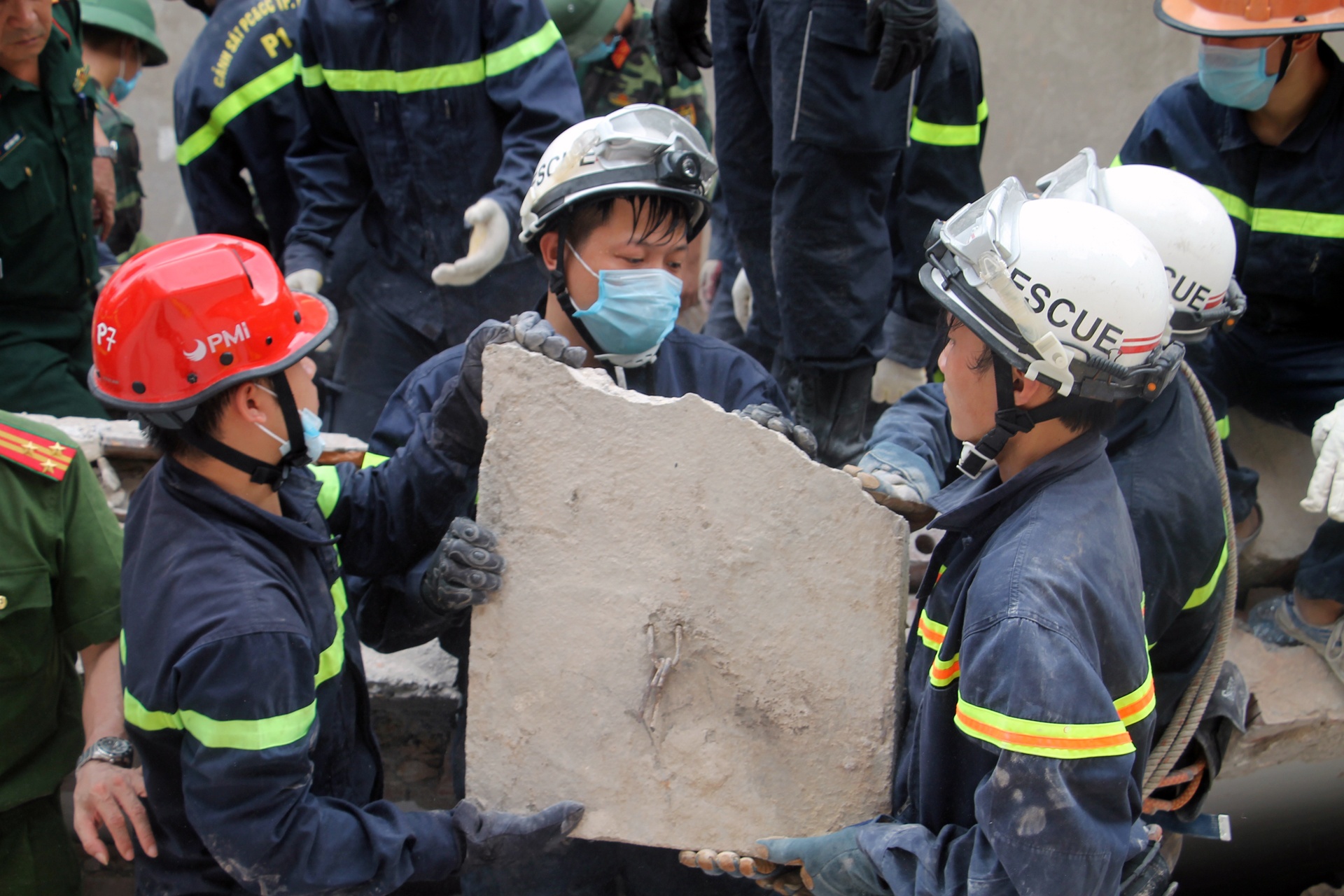 cuu ho nha sap o Cua Bac anh 16