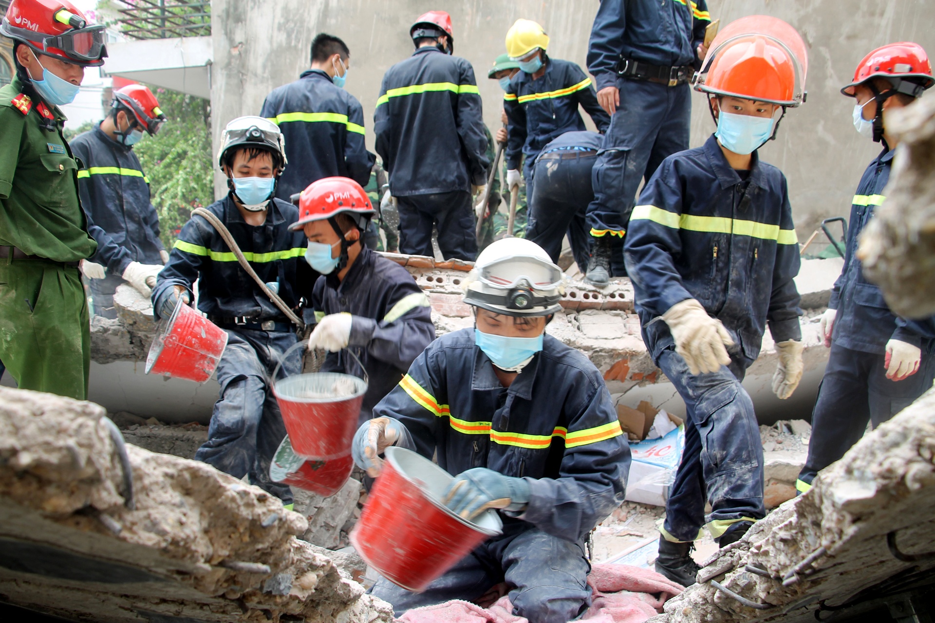 cuu ho nha sap o Cua Bac anh 17