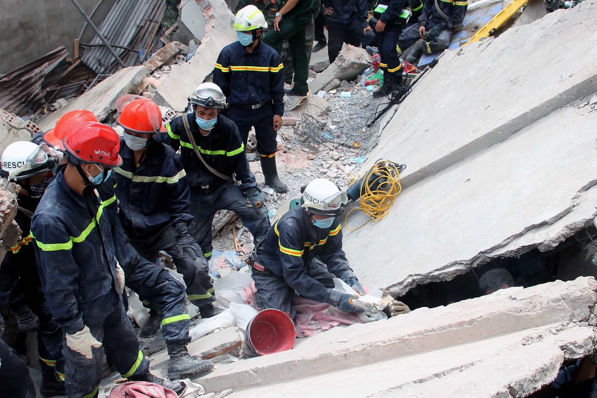 cuu ho nha sap o Cua Bac anh 3