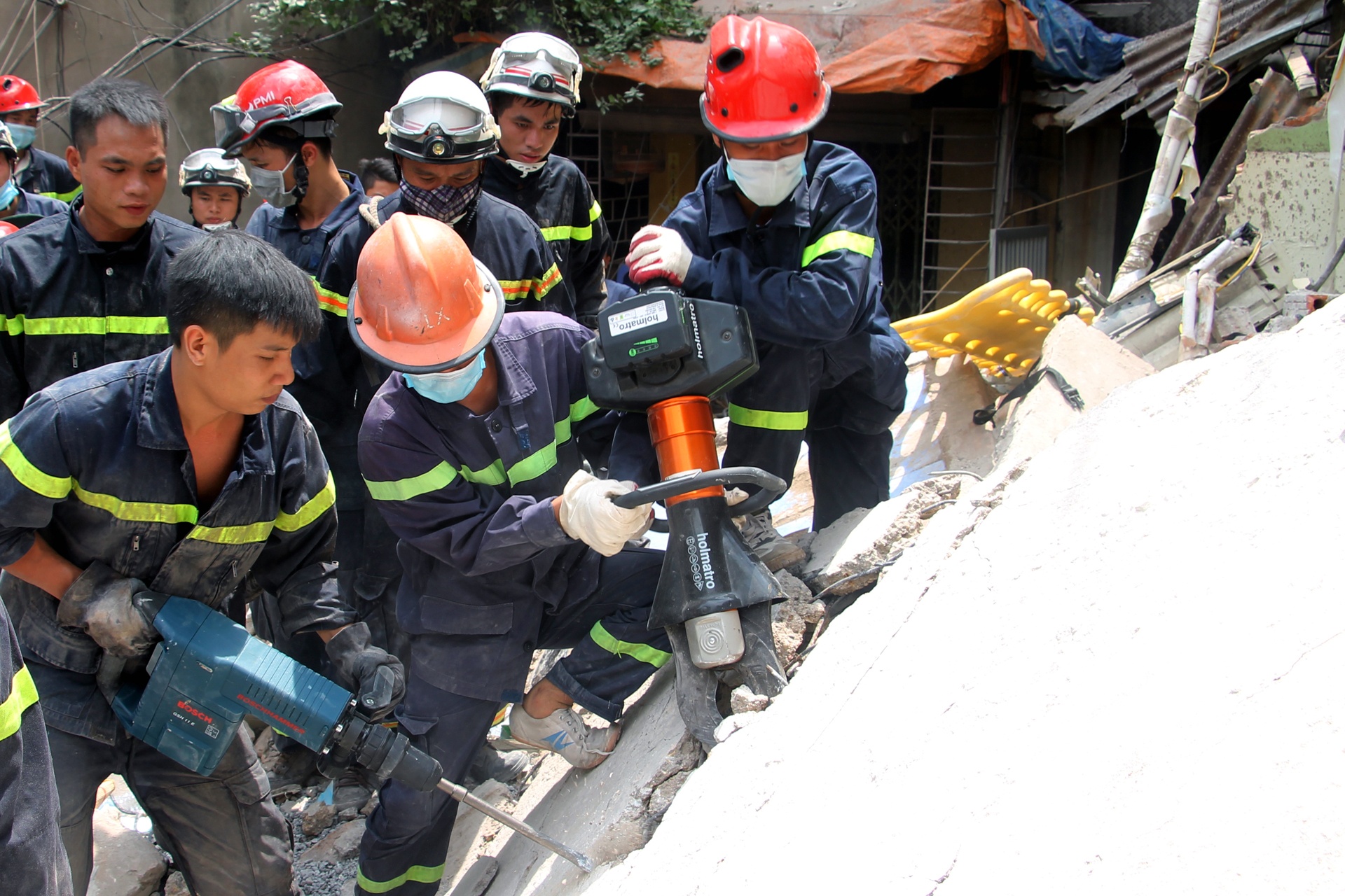 cuu ho nha sap o Cua Bac anh 5