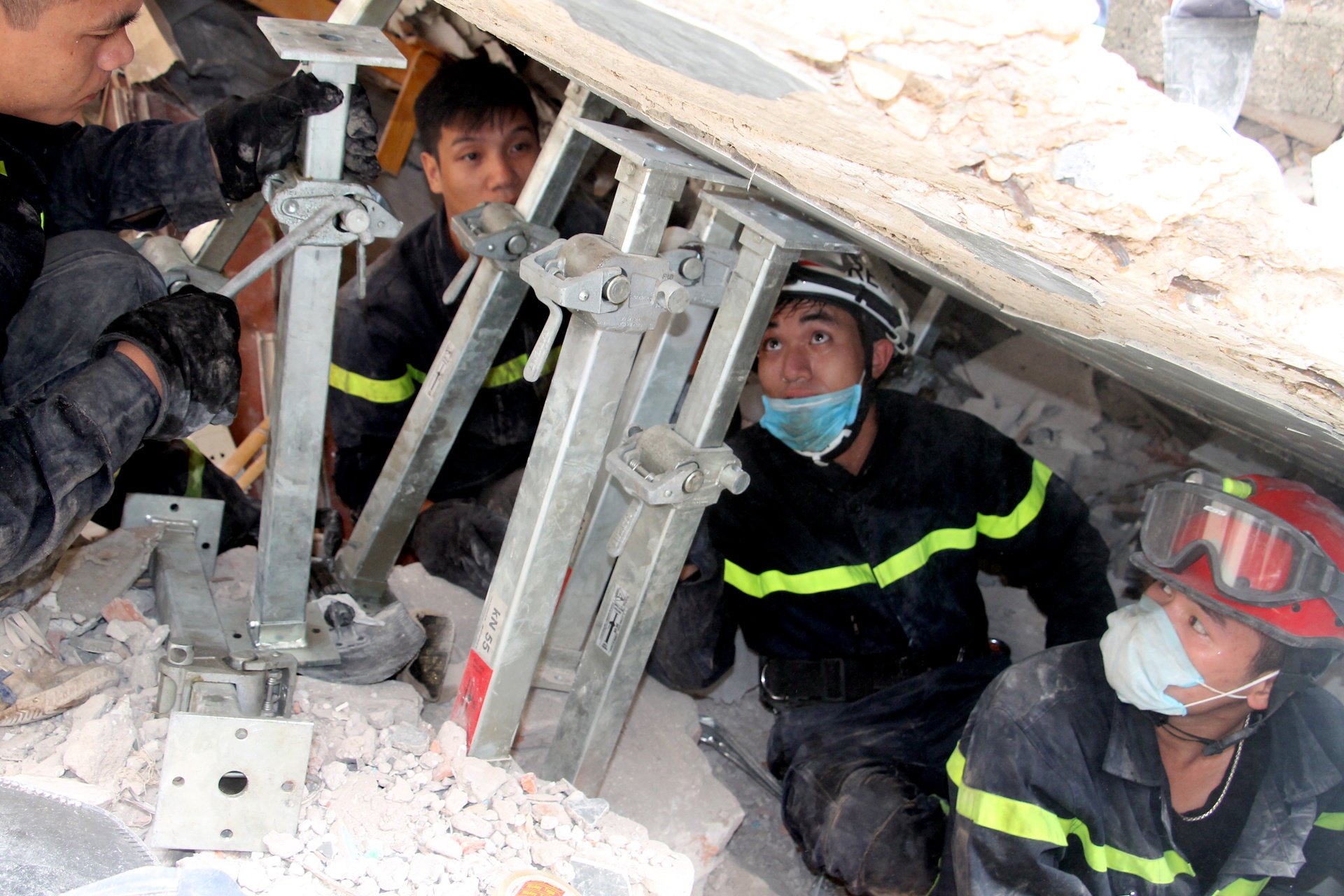 cuu ho nha sap o Cua Bac anh 6