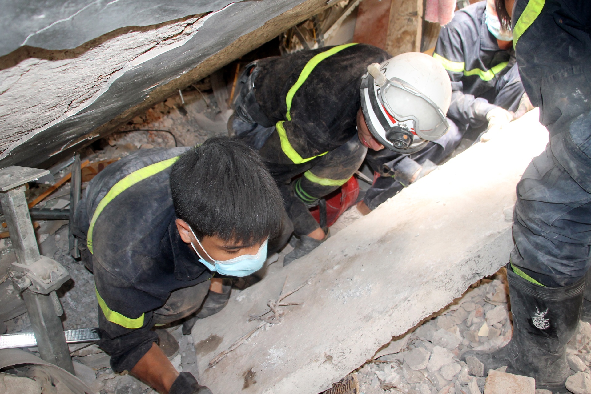 cuu ho nha sap o Cua Bac anh 12