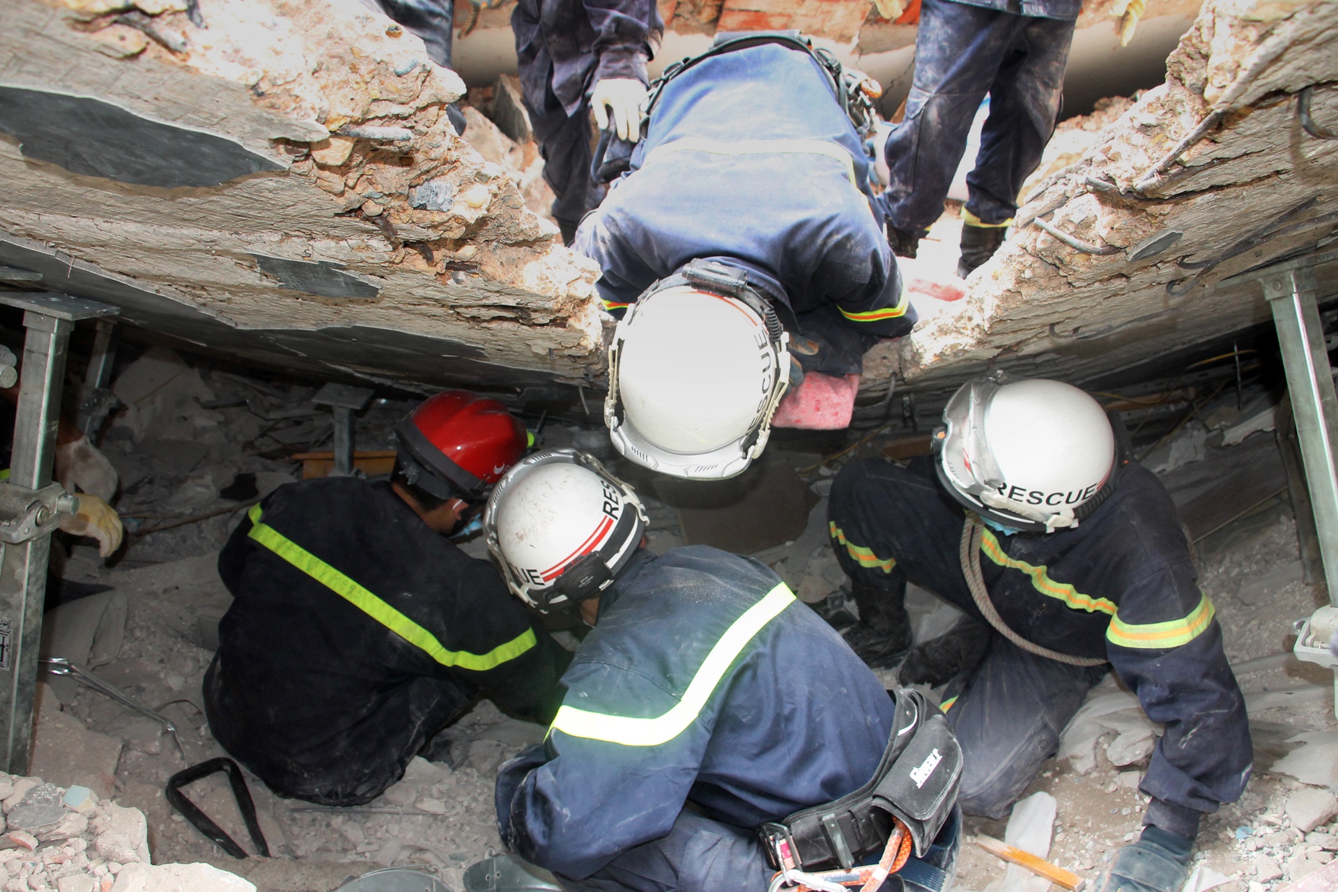 Canh sat lan xa cuu nan nhan vu nha sap nha o Ha Noi hinh anh