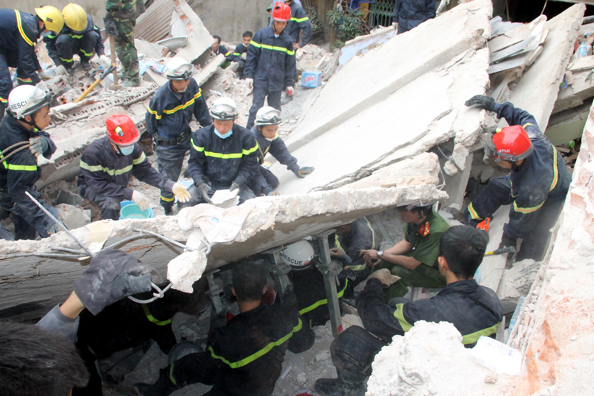 cuu ho nha sap o Cua Bac anh 2