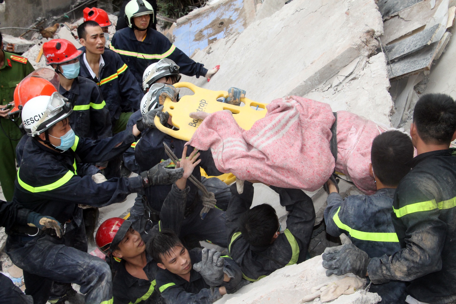 cuu ho nha sap o Cua Bac anh 18