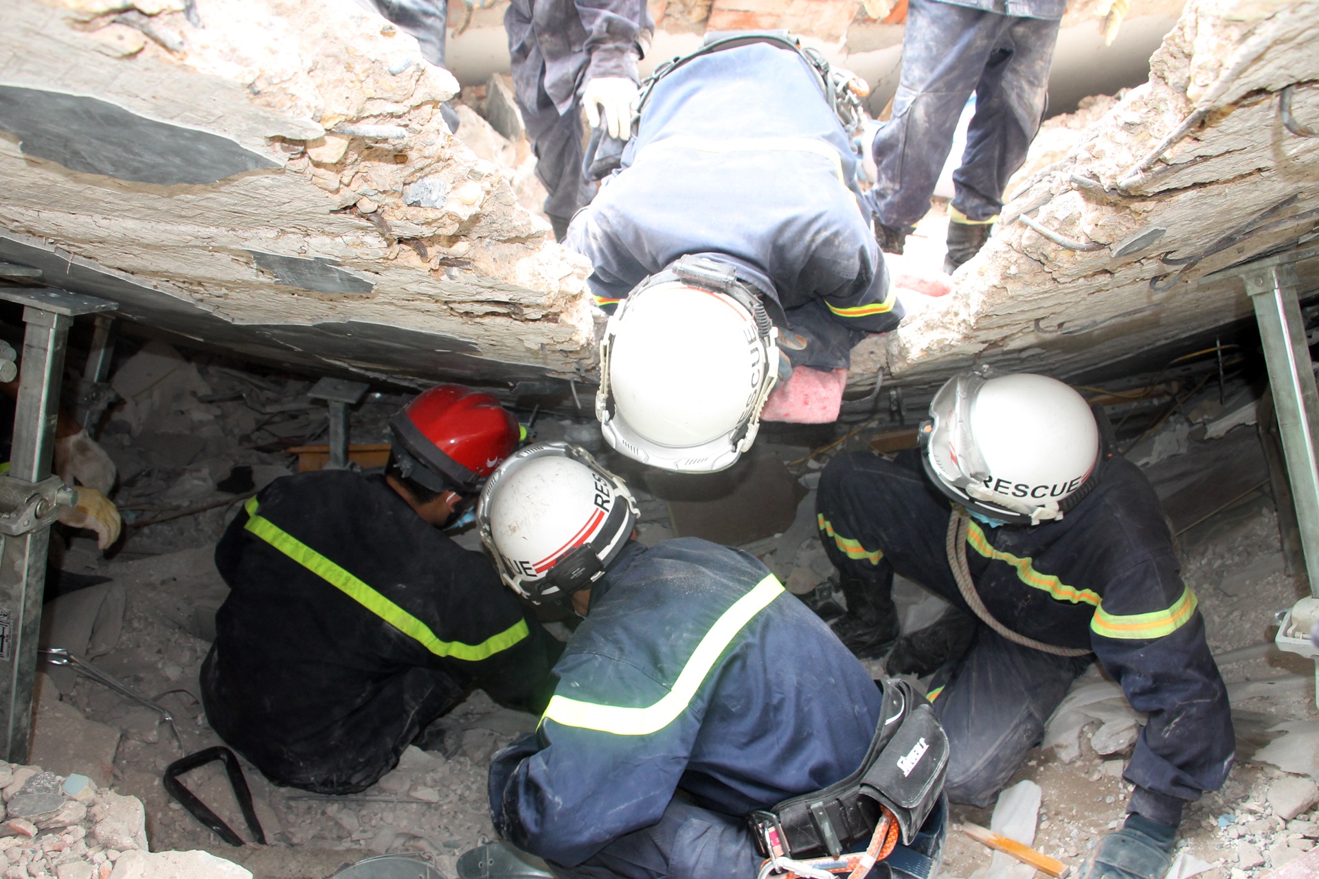 cuu ho nha sap o Cua Bac anh 4