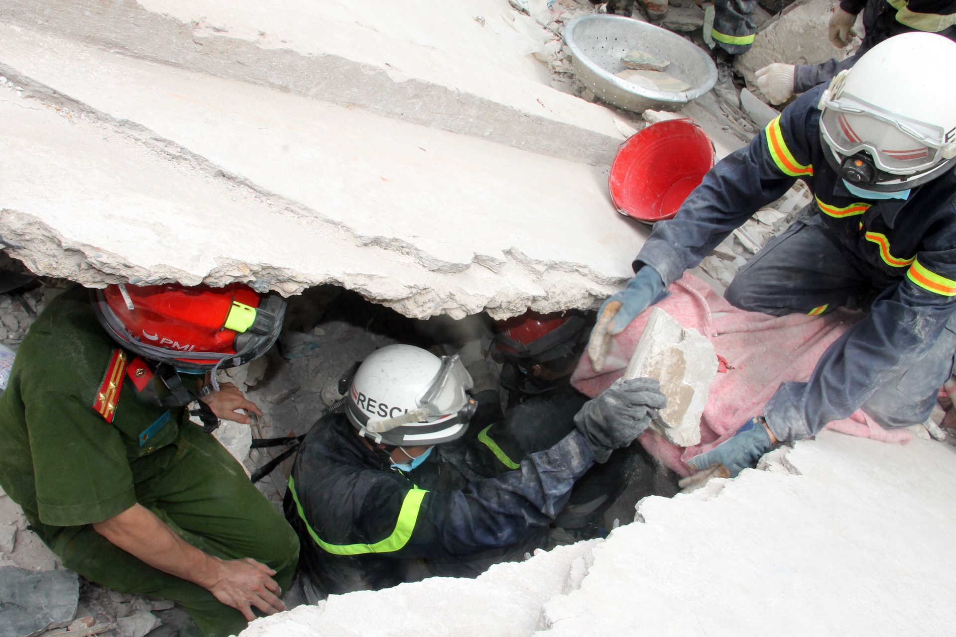 cuu ho nha sap o Cua Bac anh 8